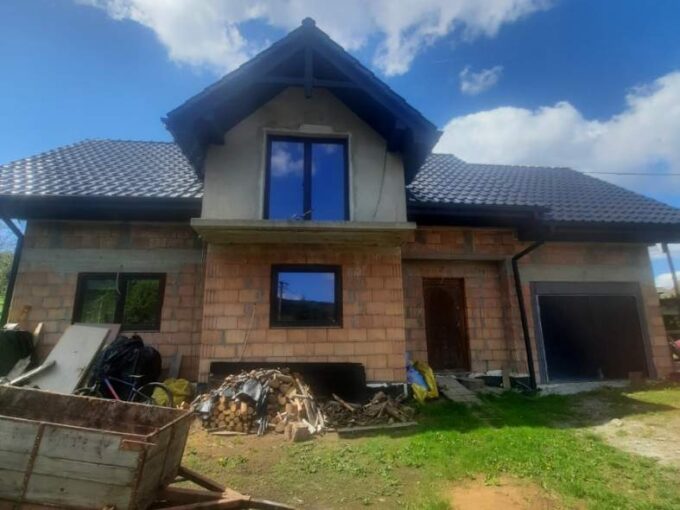 Ładny nowy dom do wykończenia  w Porębie.