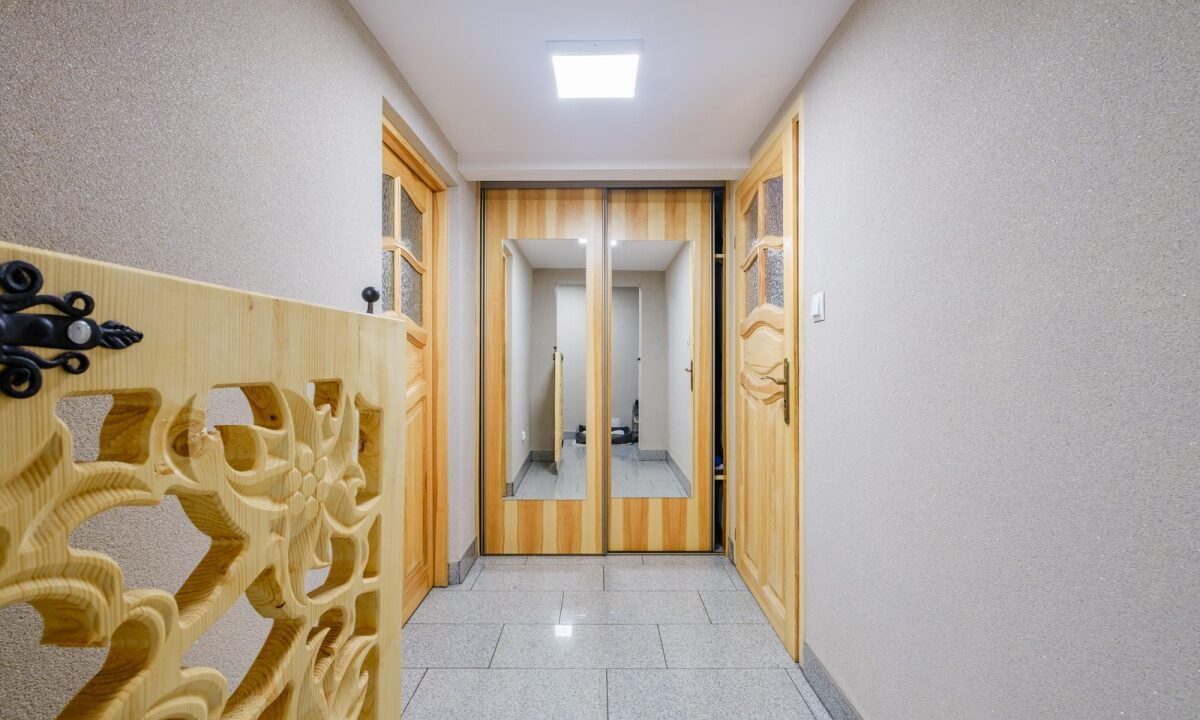 250456_3